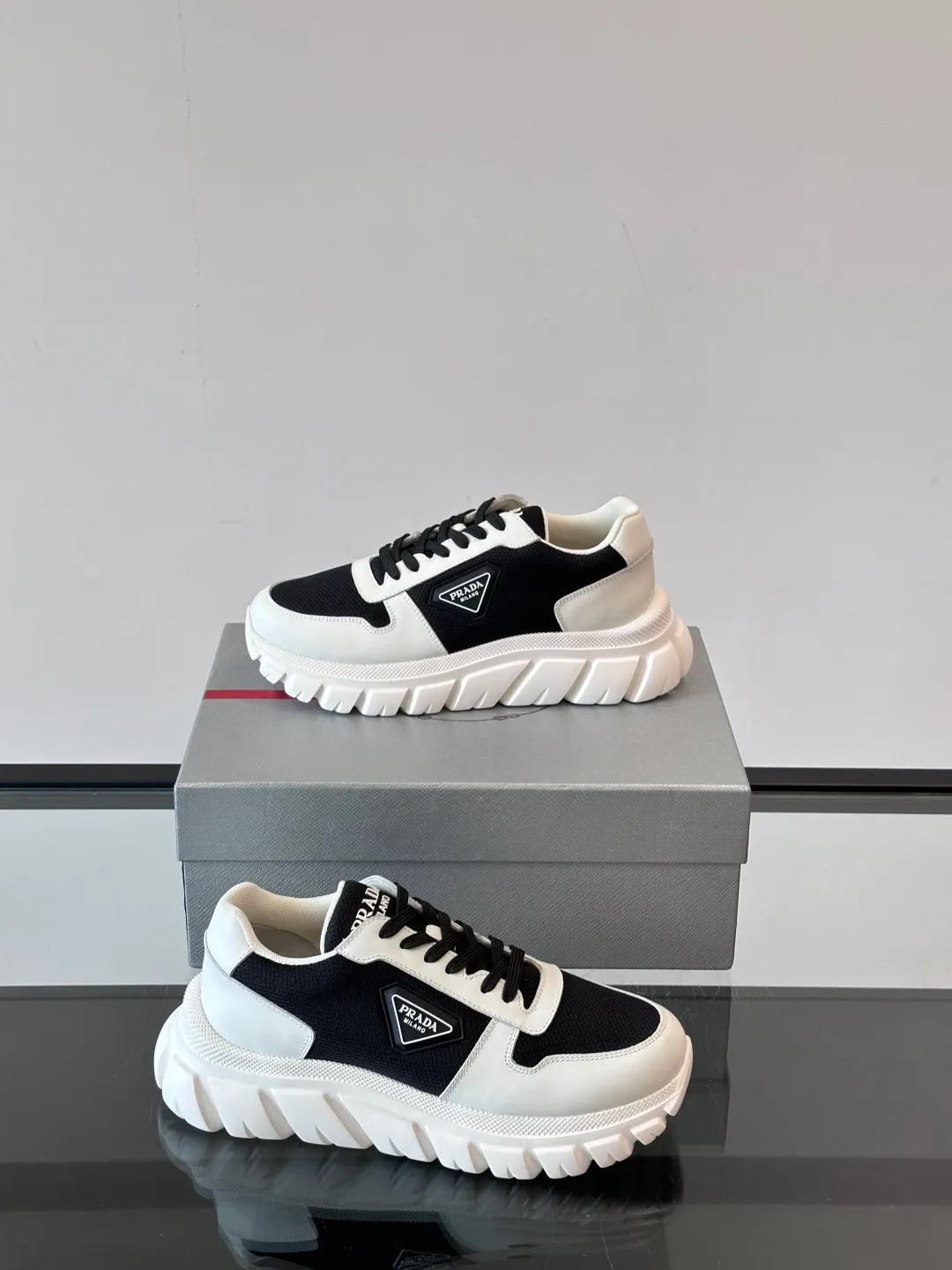p440 "PRAD＊" men's new soft leather casual sneakers. This sneaker is made of Napa cowhide. The leather is soft and delicate, with a natural texture, which improves breathability. The rubber triangle logo on the outside embellishes the shoe body. The tongue and heel are decorated with brand letter logo details. Ultra-lightweight 6cm concave and convex rubber thick sole with PRADA letter logo on the side and cowhide lining. It feels comfortable on the foot and is exquisite and versatile! Size: 38-44 (45.46 customized)